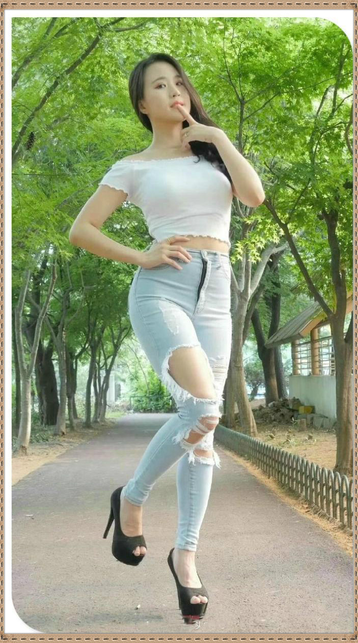 『穿衣搭配』大家有没有发现，妹子把头发扎成两辫子，可爱又俏皮吧？