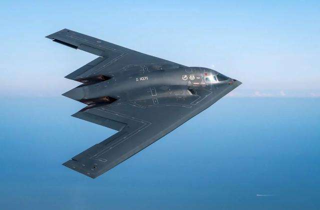 b-2轰炸机|马六甲海峡岌岌可危，美军派B2轰炸机飞抵威胁，俄：中方早有准备