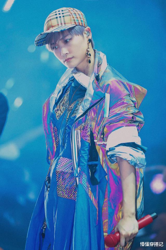 「穿衣搭配」宋祖儿真是长大了，一袭银色亮片裙配三七分短发，轻熟又帅气