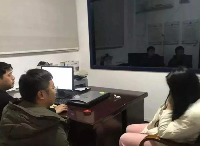 青海新闻联播 17岁女主播被56岁男子约出开房,女子趁其洗澡,做出不耻一幕