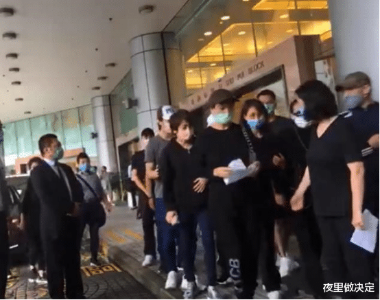 何鸿燊:何鸿燊去世后谁在家里主持大局?年轻妻子齐齐现身,站位说明一切