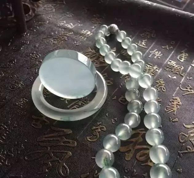 【银币】货主夜市入手的翡翠,切开后裂成狗,最后成品却涨了好几倍!