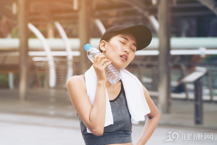 @50岁后出现4个症状，请坦然接受：你可能快要绝经了！