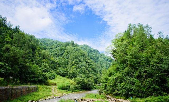 重庆■重庆又一个夏天的避暑胜地，被誉“小九寨沟”，平均气温仅15-20℃