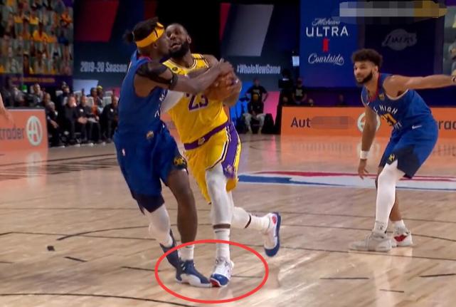 掘金队|破案了!詹姆斯是否被垫脚?8倍慢镜再看一遍:老詹直接把球扔了