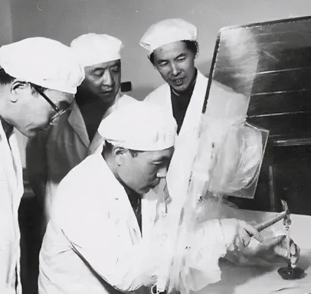 登月|美国曾送我们一克月岩，不想却被科学家研究出这么多东西，如今后悔了！