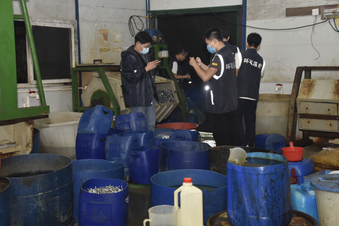 特警|特警翻墙，无人机升空，11人被带走调查！厚街这场行动堪称大片！