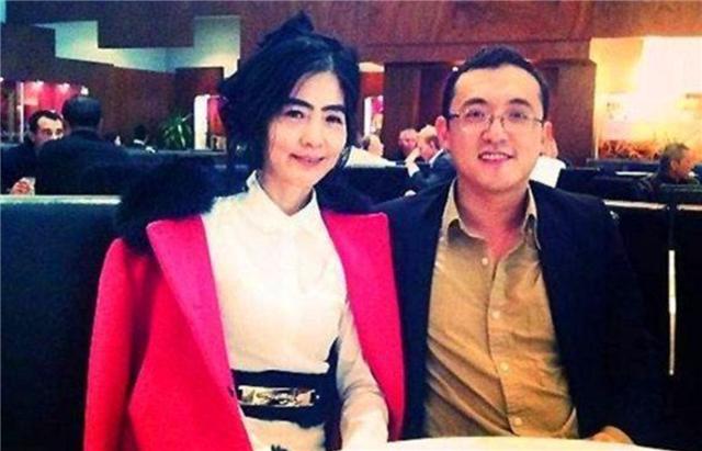 非诚勿扰|《非诚勿扰》51岁阿姨被34岁小伙抱走，时隔5年，两人已各走各路