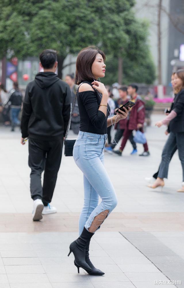 牛仔裤|黑色修身上衣搭配高腰牛仔裤，简约时尚，魅力四射