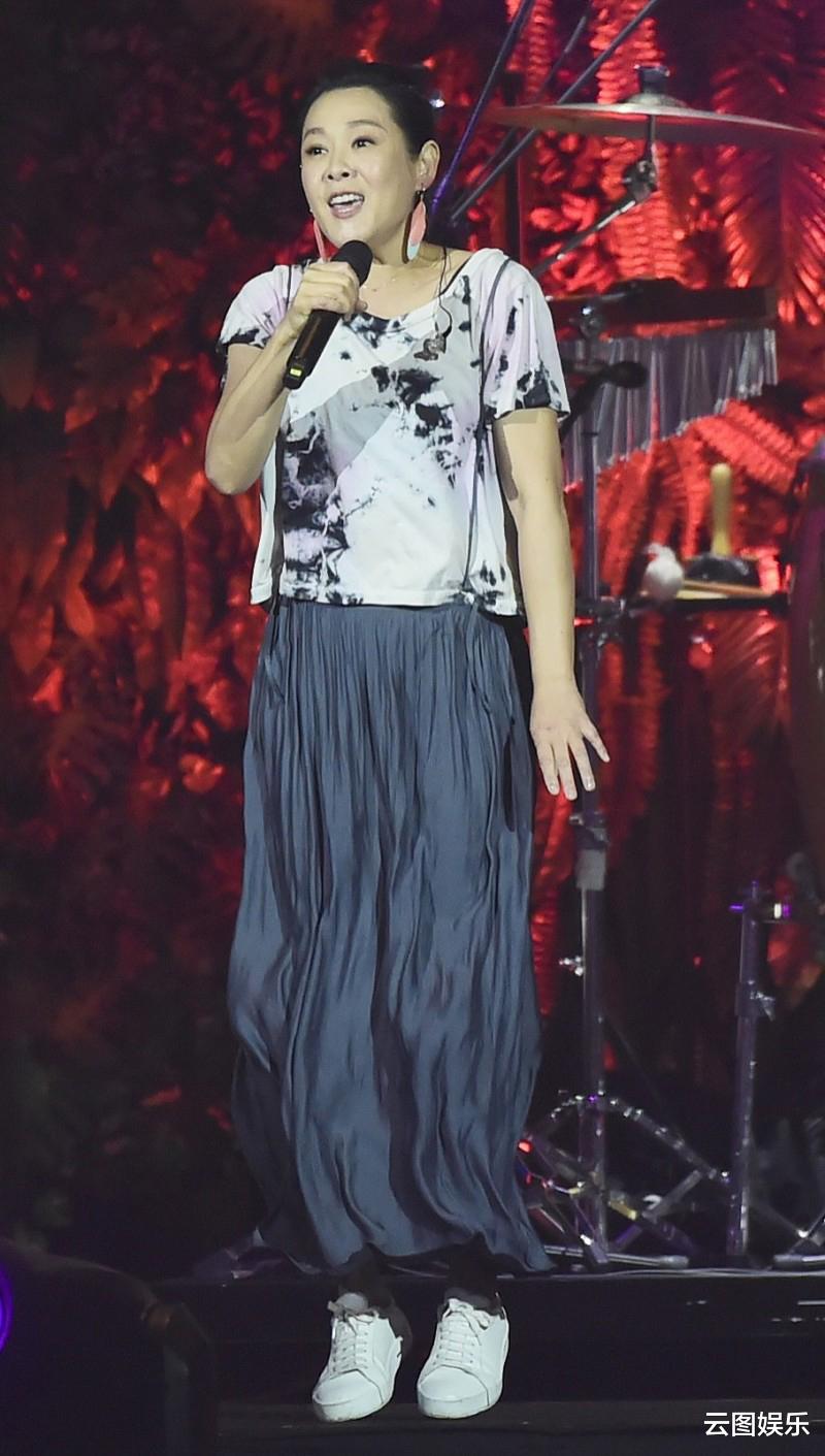 刘若英|刘若英参加音乐节,台上重唱2次,直言表现不好,还一度哽咽落泪