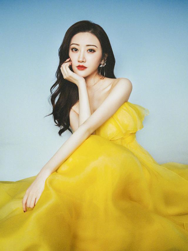 景甜|景甜有颜值真太“任性”，卷发配黄色连衣裙高级优雅，女神范十足