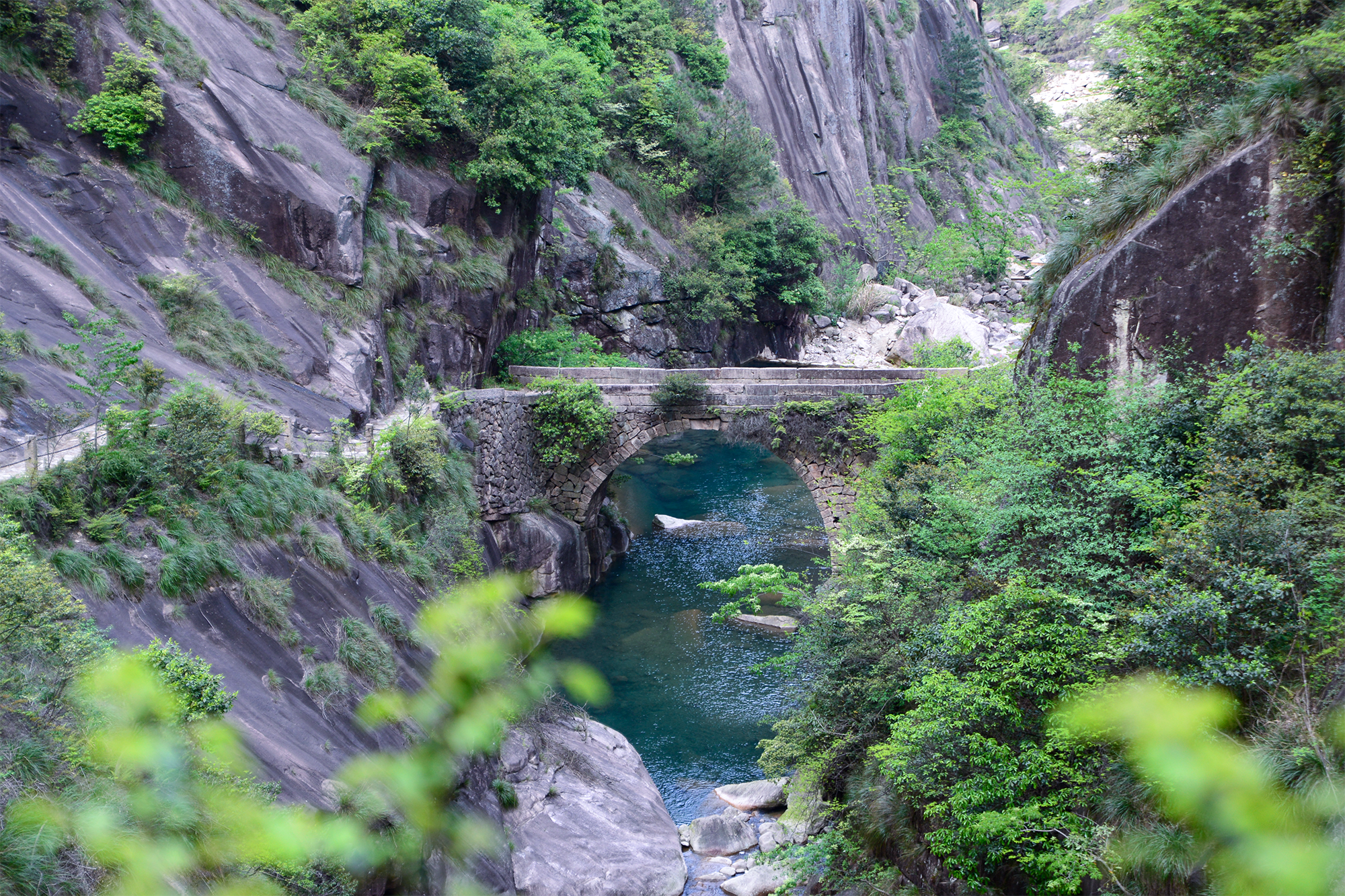 玻璃桥|隐藏在浙南的一处秘境，峡谷幽深两山间有一座玻璃桥，安静游客少