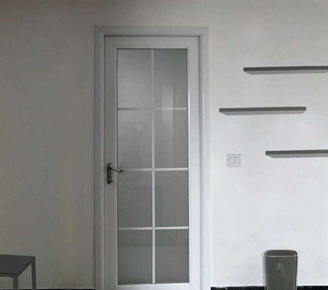 []卫生间别装平开门，越来越多人装这种门代替，隐私度好又高档