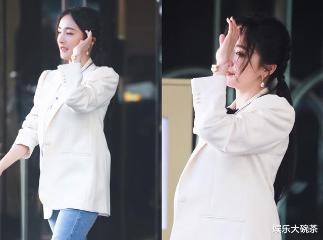 『杨幂』复工的杨幂好少女，双马尾白西装清爽可人，波浪卷小黄衫温柔明媚