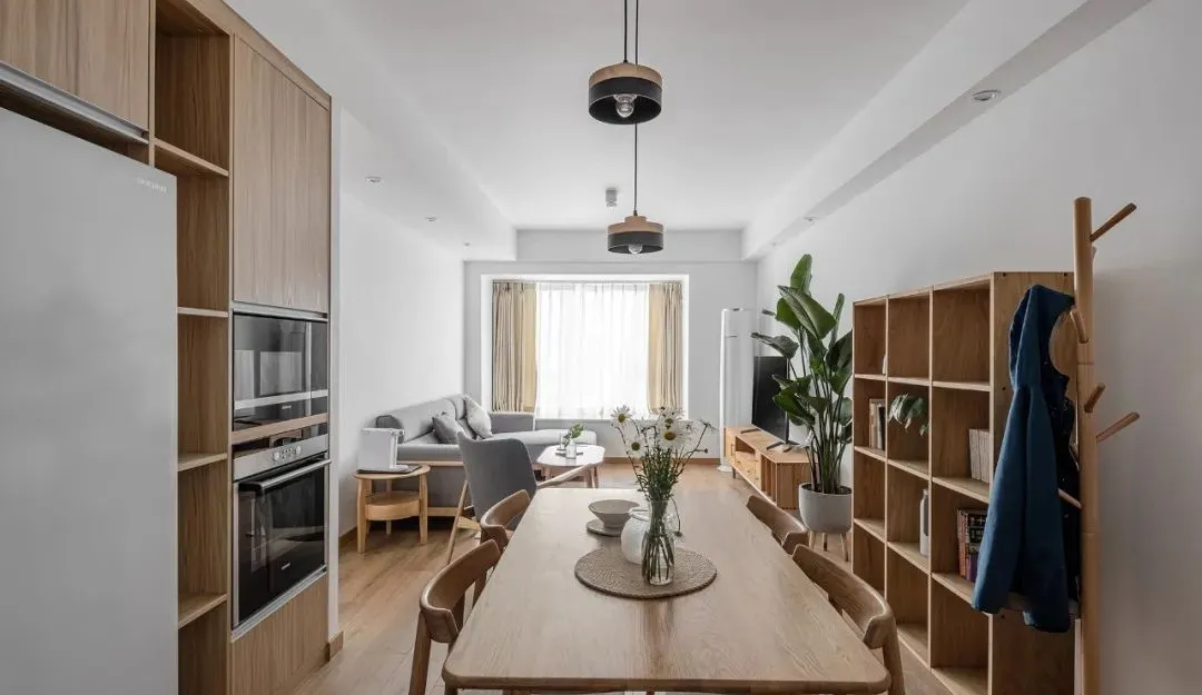 []95㎡原木简约风格装修，客厅飘窗采光加分！