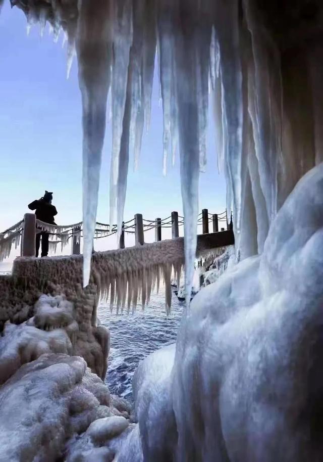 胶东在线 风雪路上港城勤劳铲雪人