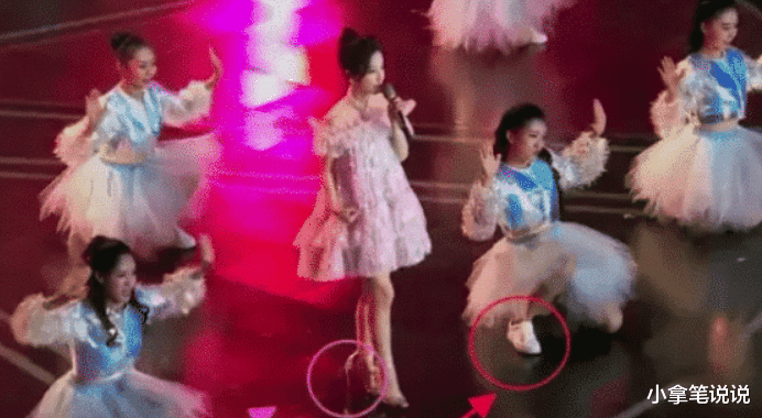 春晚▲冯提莫春晚生图曝光，身高不够鞋来凑，这是少儿频道吗？