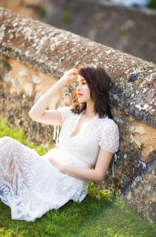 #连衣裙#胡杏儿女神范十足，摩卡波波头搭配白色蕾丝连衣裙，知性优雅
