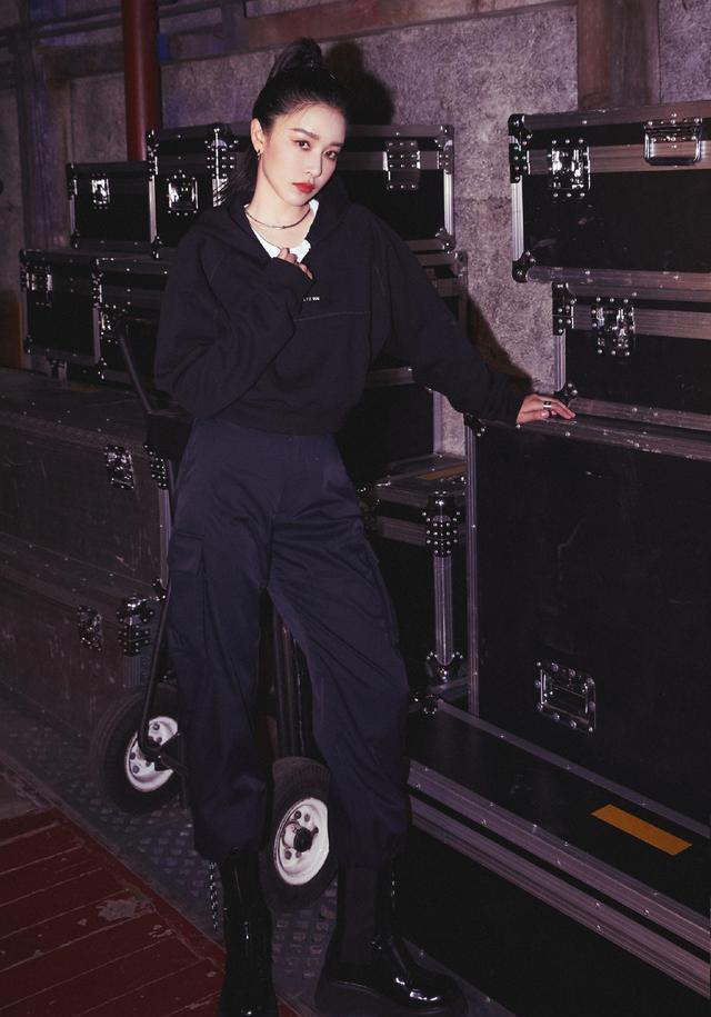 穿衣搭配|阚清子穿衣真接地气！运动风造型很随性，头上挂着卷发棒就敢出门