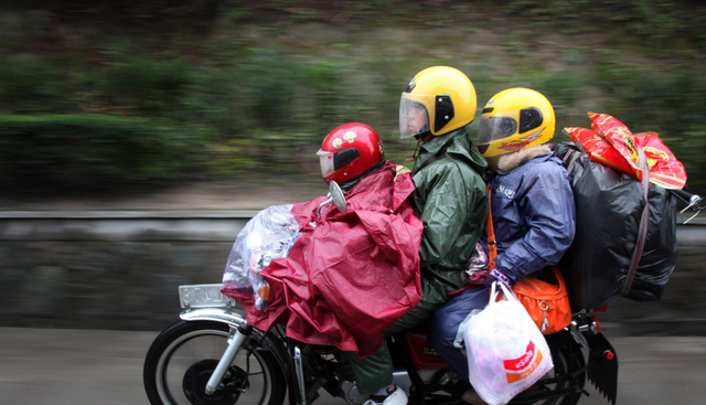 擦一擦眼泪 今年春节农村还封路？最新回应：不至于，但是这四类人难回家过年