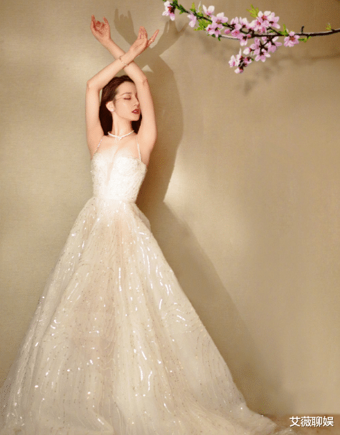 【迪丽热巴】摄影师险些“摔倒”，谁注意迪丽热巴的反应，不愧是杨幂教出来的