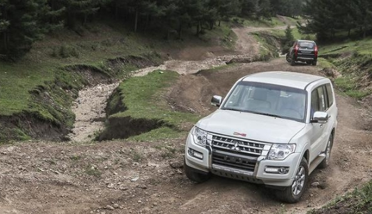 宝马5系|30万你会选择哈弗H9顶配,还是三菱帕杰罗,两款车差距大吗?