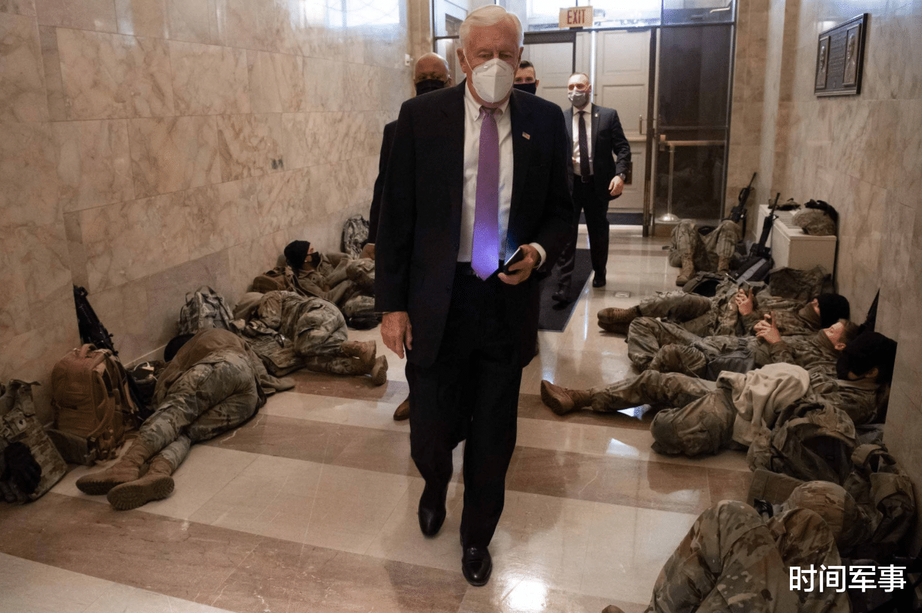 國會大廈內部曝光，大量美軍士兵席地而睡，記者：讓我想起敘利亞-圖4
