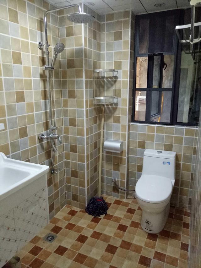 『』为了健康全屋贴满瓷砖结果被别人说蠢，贴好后这群人不敢吭一声！