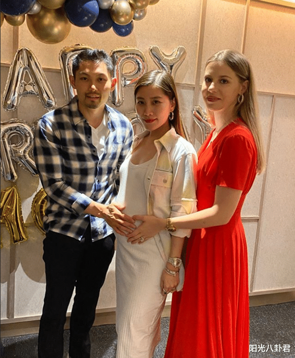 朱丽倩▲刘德华小舅子晒全家福庆生,朱丽倩妹妹挺孕肚出镜,比朱丽倩洒脱