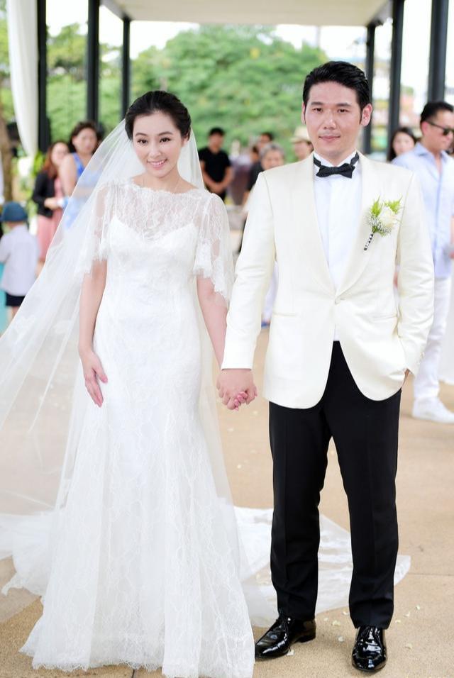 『陈怡蓉』陈怡蓉罕晒爱女正面照，母亲节收花超欣慰，唯一愿望盼其不长残