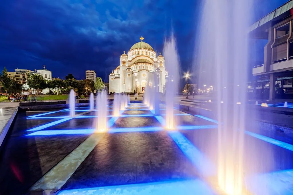 #欧洲#这位含泪求助的总统身后，是首个对中国免签的欧洲国家，美极了！