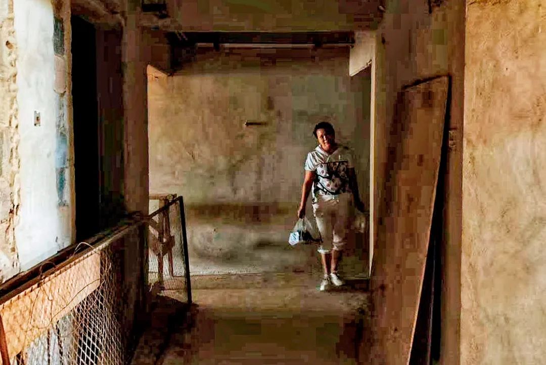 烂尾楼|甩锅？昆明30户居民住进烂尾楼！当地政府却让业主凑钱自救？