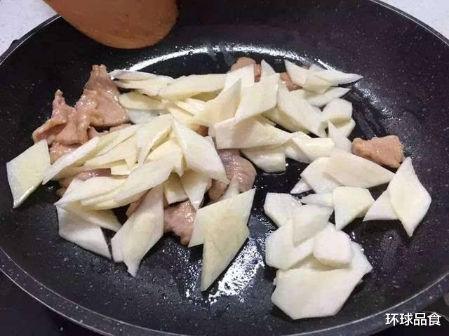 茭白|入秋后,遇见此菜多买点,每天炒一盘,补钙质,美味又下饭