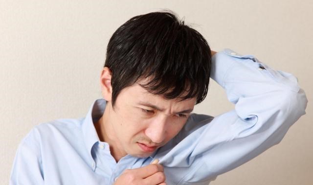 「老年痴呆」寿命短的人，身上会有“2黑、2臭”，若你一个不占，值得恭喜