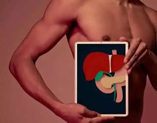 肝癌■50岁男子，查出肝癌晚期，妻子病床前痛哭：是我害了你