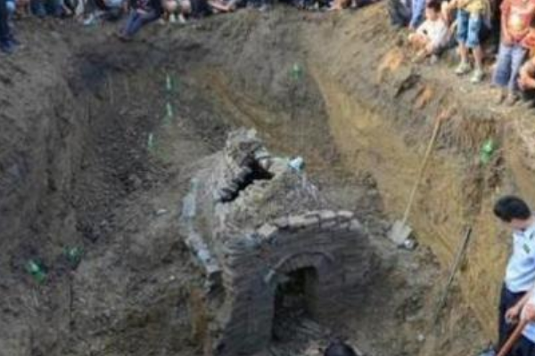 ▲清朝女子因难产昏迷，以为死了被下葬，百年后墓中景象太惨