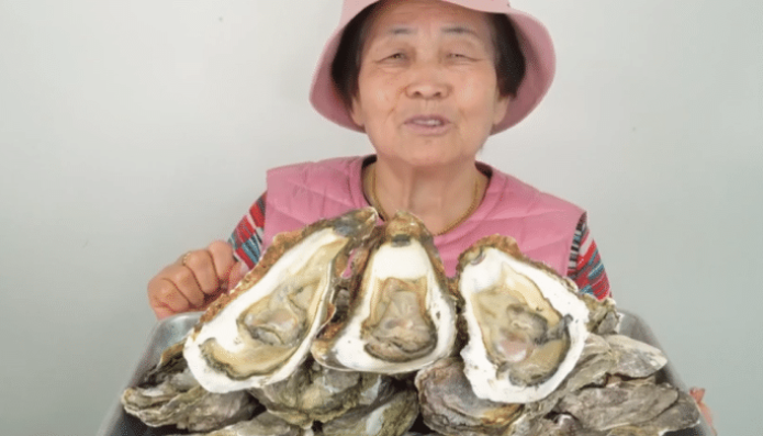 []老奶奶挑战30个“大生蚝”，取出肉一看不对劲，网友：赶快停嘴！
