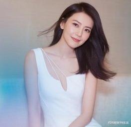发型|到了45岁的家庭妇女，有白发的剪这5种发型，减龄还显气质