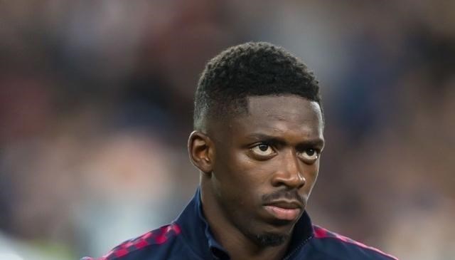 巴塞罗那|略尴尬！巴萨新援德斯亮相诺坎普，颠球耍帅失败，球迷想起登贝莱