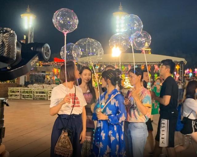 [胡可]《妻子的浪漫旅行4》最新路透，路人镜头下胡可胯宽，张歆艺显壮