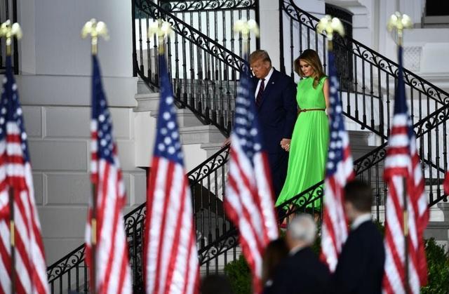 特朗普|特朗普56岁前妻发照庆准女婿生日！180斤重女儿抢伊万卡风头