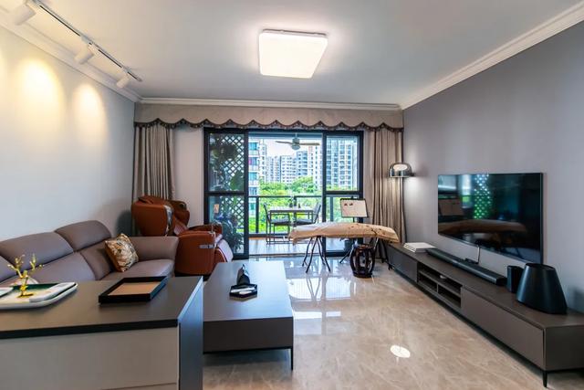 |137㎡简约风三室两厅装修，7m通长的大阳台，太爽了