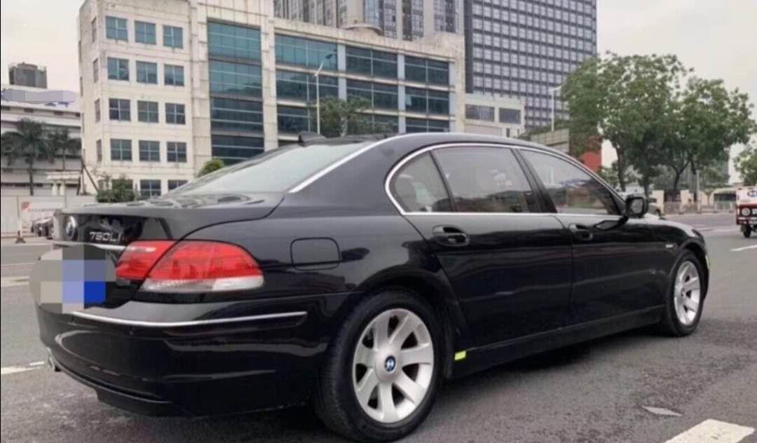 「宝马750」小哥买了辆14年前的宝马750Li,全款7万元,直言很符合自己的身价