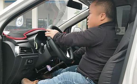 残疾人|“1.2米夫妻”开车上高速，开车方式让人敬佩，网友：太聪明了