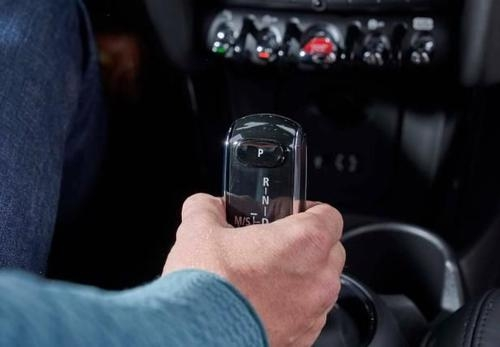 自动挡@等红灯时,为什么有些人会一直踩着刹车?