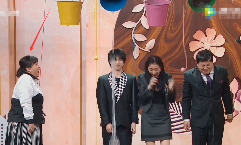 贾玲■关晓彤被旁边两人连累淋雨，当镜头扫到贾玲，看清表情，笑出腹肌