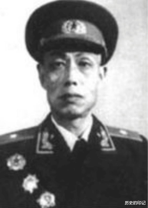考古■这位开国少将下部队视察，看到一老兵后竟吓了一跳，立刻向其敬礼