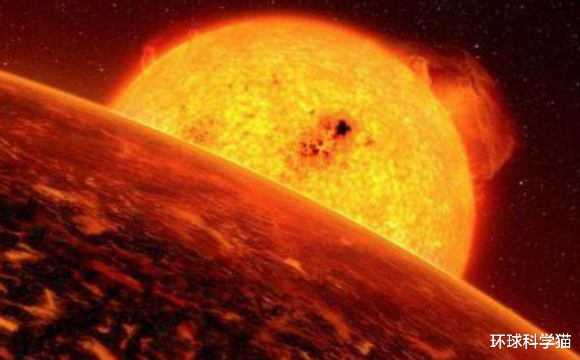 人民日报|太阳附近现“巨型”飞船!称比地球大10倍,来自SOHO卫星拍摄的