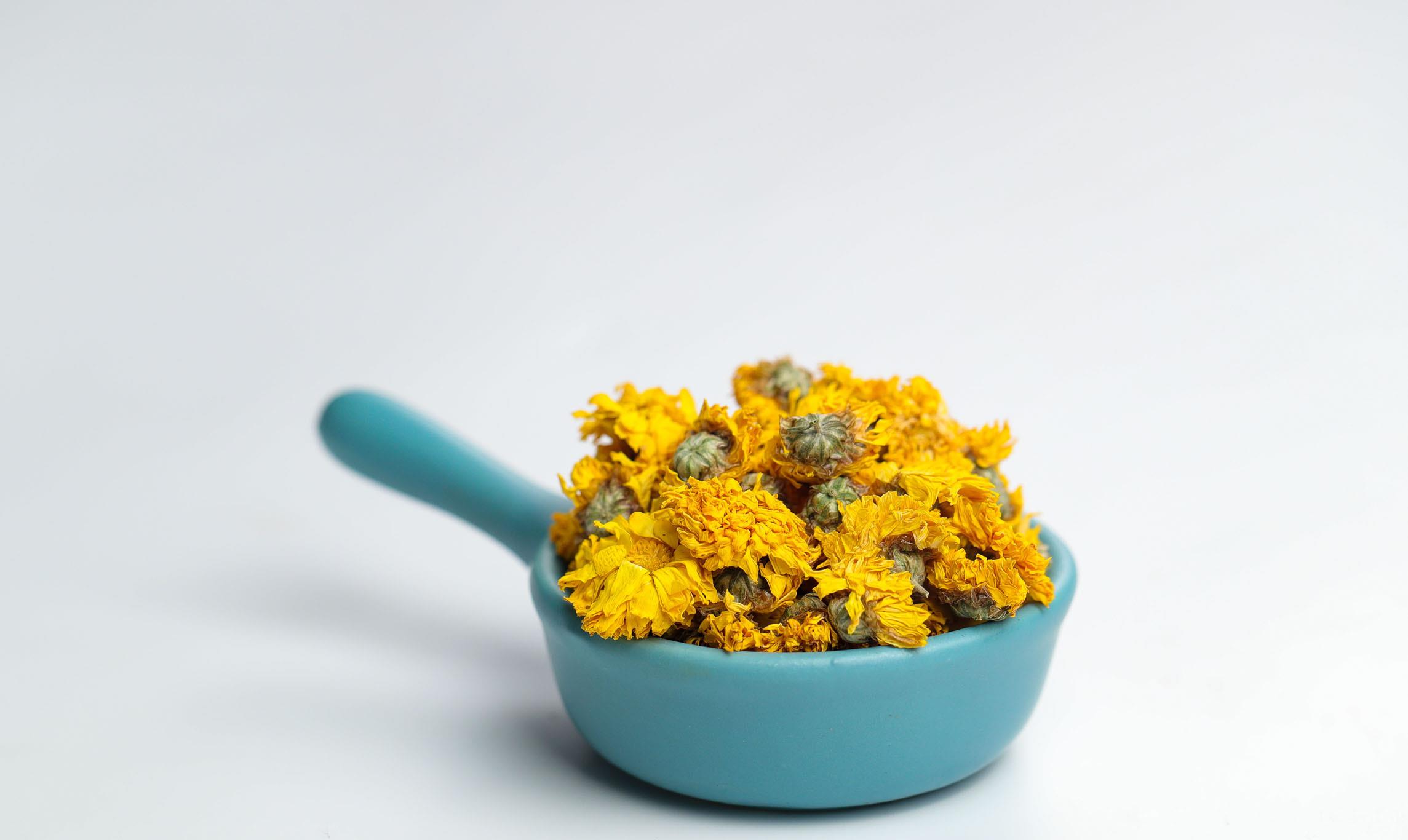 [菊花茶]喝菊花茶能降火？你可不要太小看它，它还有着这些妙用