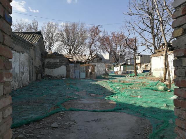 北京市东城区前门东侧经历了多轮拆迁，很多胡同是拆到一半的状态